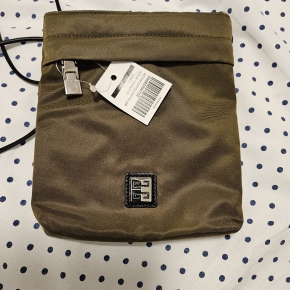 GIVENCHY 4G Light Nylon Pouch - UNISEX - Picture 2 of 8